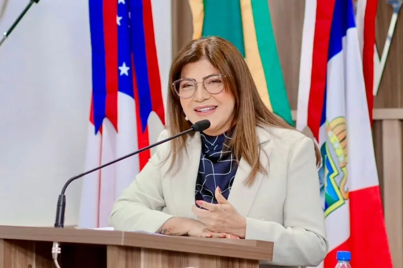 Câmara de Coari empossa nova prefeita após saída temporária do vice