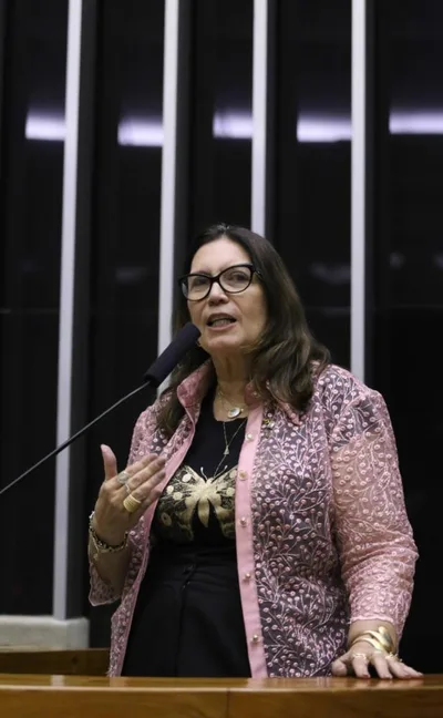 Suplente de Bia Kicis doa R$ 900 mil a candidatos do DF