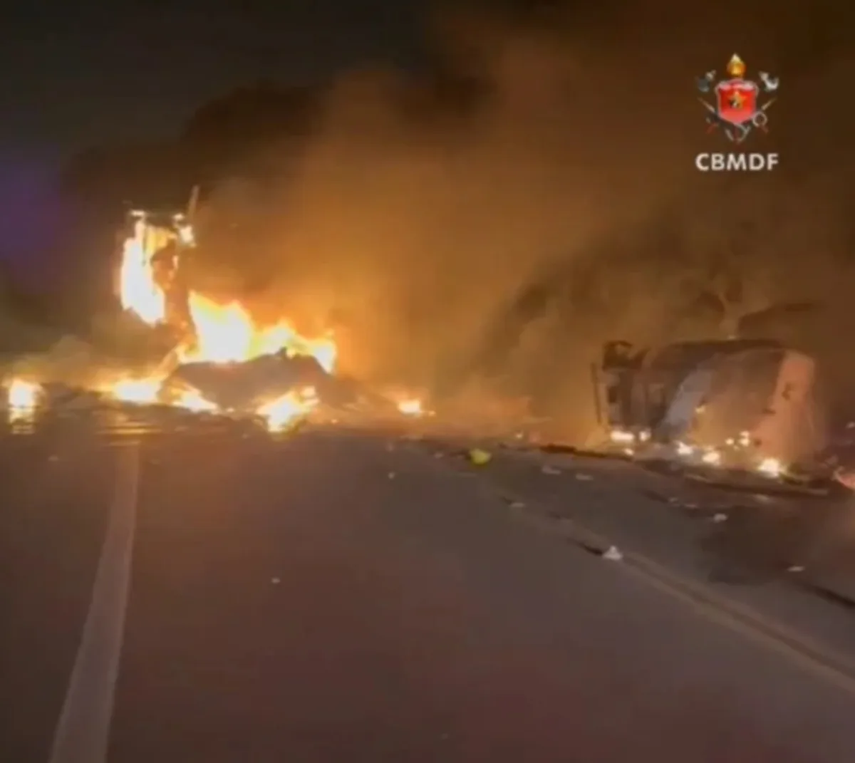 Incêndio após colisão entre caminhões mata duas pessoas no Gama