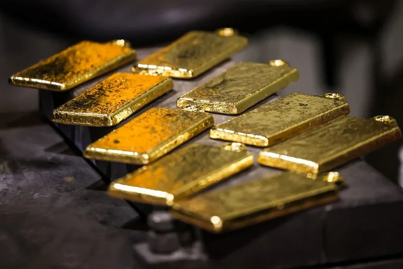Ouro recua 1,37% após payroll ampliar pressão sobre juros e dólar