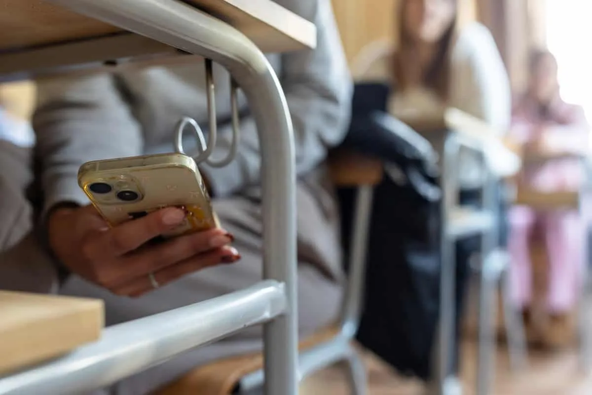 Uso de celulares é barrado em 81% das escolas brasileiras no Pisa 2025