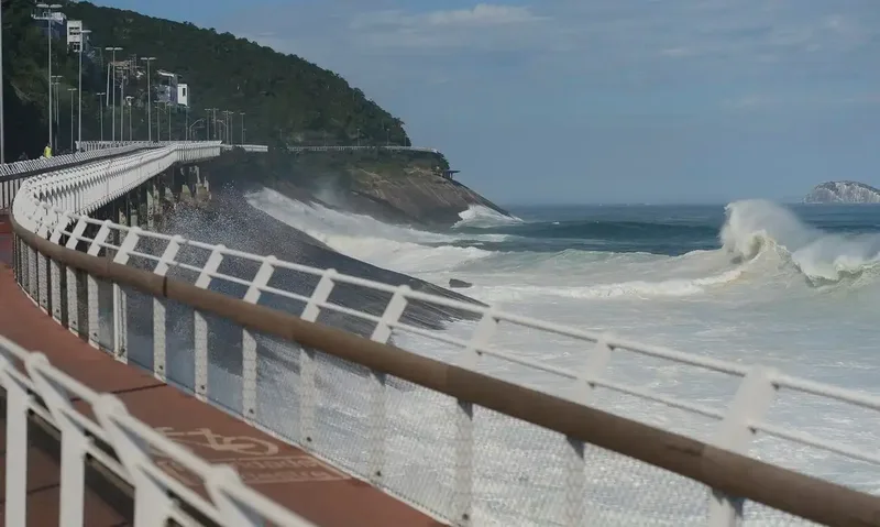 Marinha recomenda evitar áreas costeiras durante ressaca no Rio