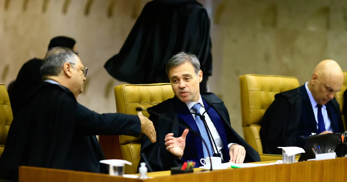 PT tenta direcionar ao ministro Flávio Dino ação sobre eleição e Flávio Bolsonaro