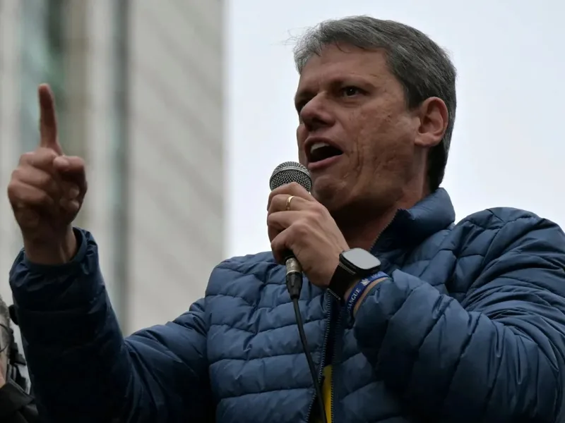 Chuvas deixam desalojados e provocam bloqueios e desabamento em São Paulo