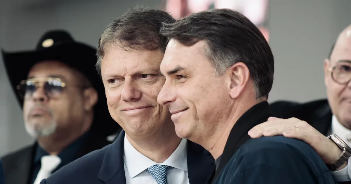 Tarcísio defende transparência em investigação sobre Flávio Bolsonaro