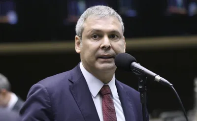 Lindbergh pede ao STF bloqueio de bens de Flávio Bolsonaro