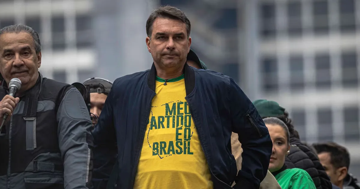 Flávio Bolsonaro defende Mendonça e pede fim do sigilo em investigação