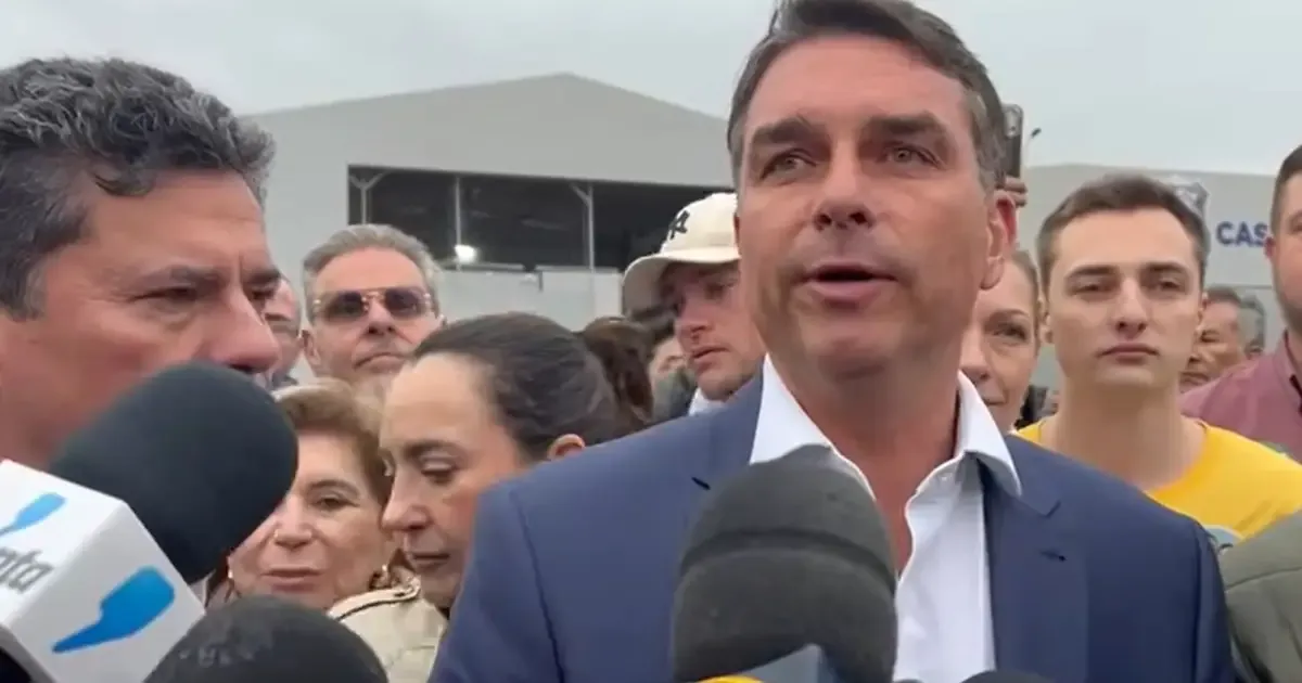 Flávio Bolsonaro amplia ataques a Moraes após encontro com Filipe Martins