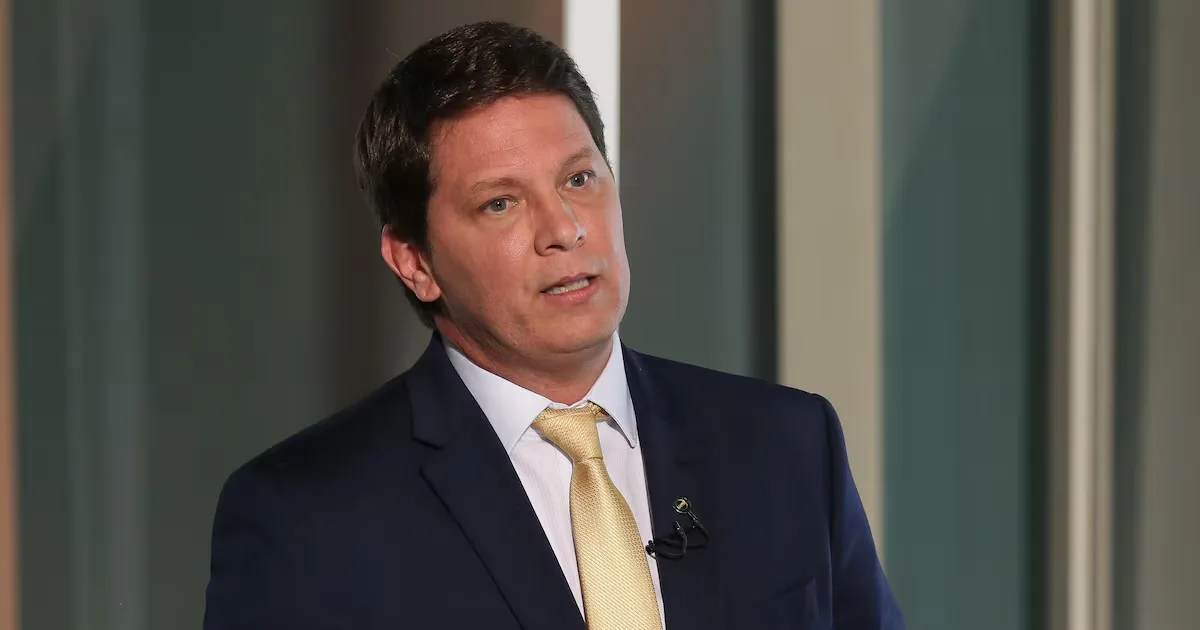 Flávio Dino determina retenção do passaporte de Mário Frias