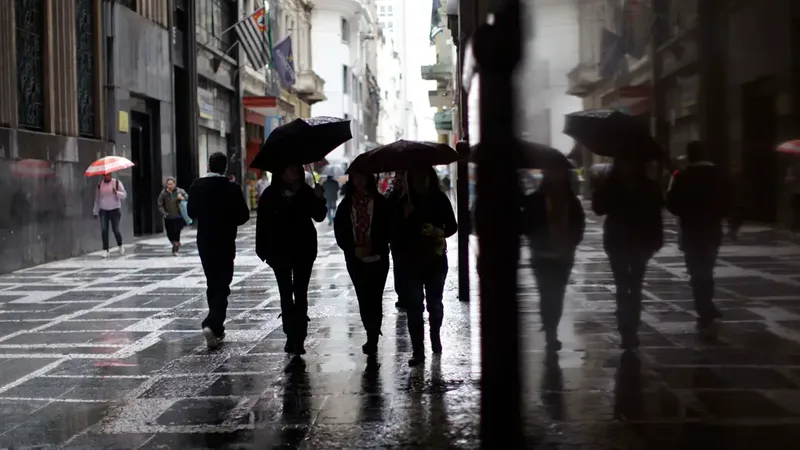 Frente fria leva chuva e queda de temperatura a São Paulo no domingo