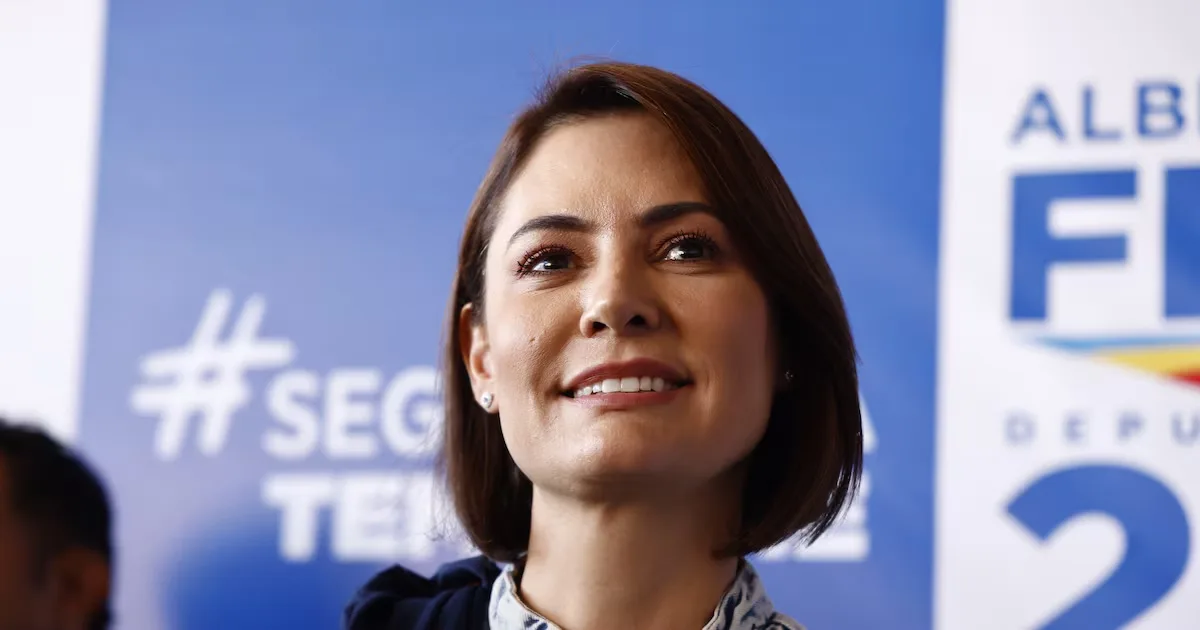 TRE-DF libera propaganda de Michelle Bolsonaro com imagem do ex-presidente