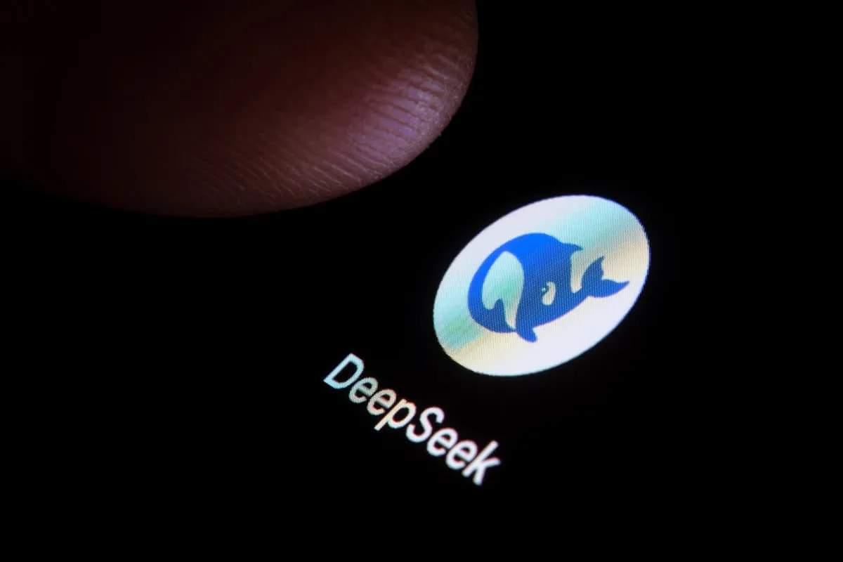 DeepSeek troca modelos anteriores por sistema com menor uso de memória