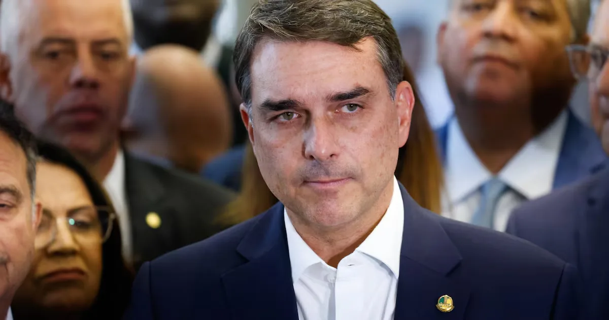 Flávio tentou falar com Vorcaro nos dias que antecederam prisão, mostram mensagens