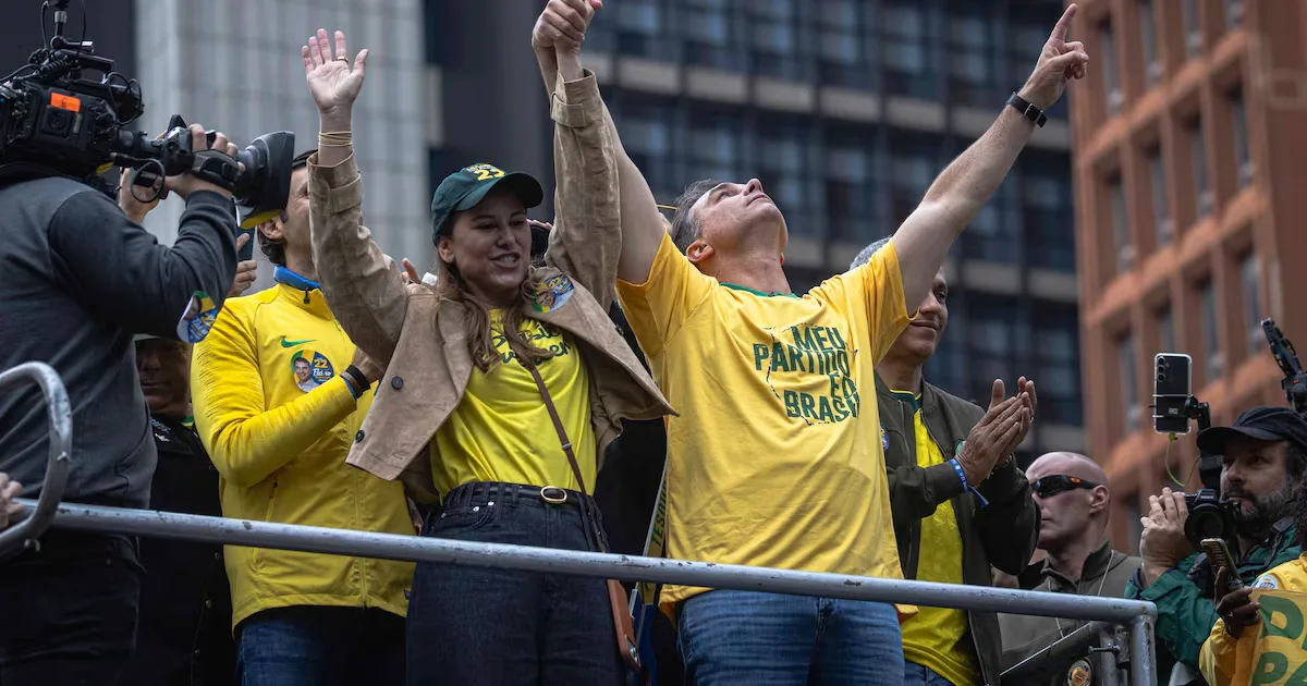 Flávio Bolsonaro acusa Lula de usar reajuste do Bolsa Família para buscar votos