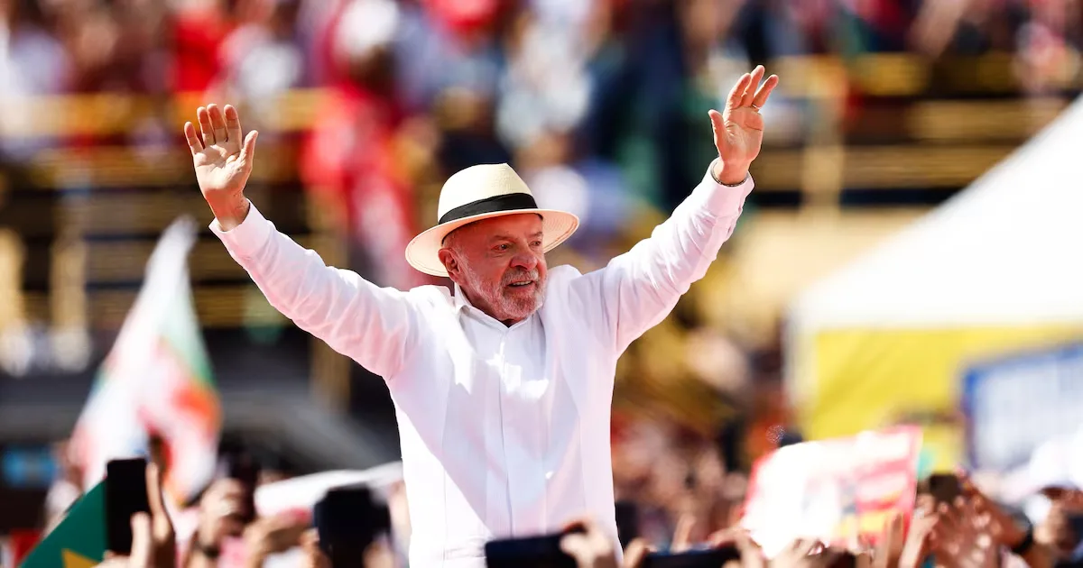 Lula associa vermelho do PT e sua barba a referências cristãs em reunião com pastores