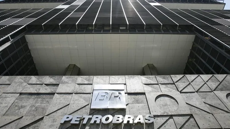 Petrobras fixa gasolina para distribuidoras em R$ 3,05 por litro