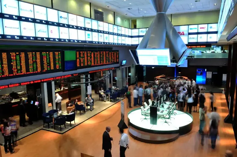 Petróleo sustenta Ibovespa antes de decisões sobre juros e sessão no STF