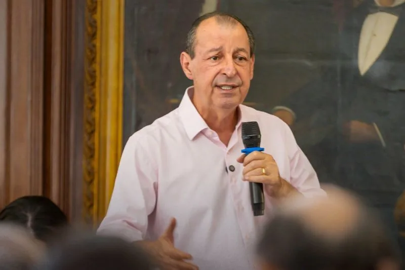 Omar Aziz propõe leis para manter programas após mudanças de governo
