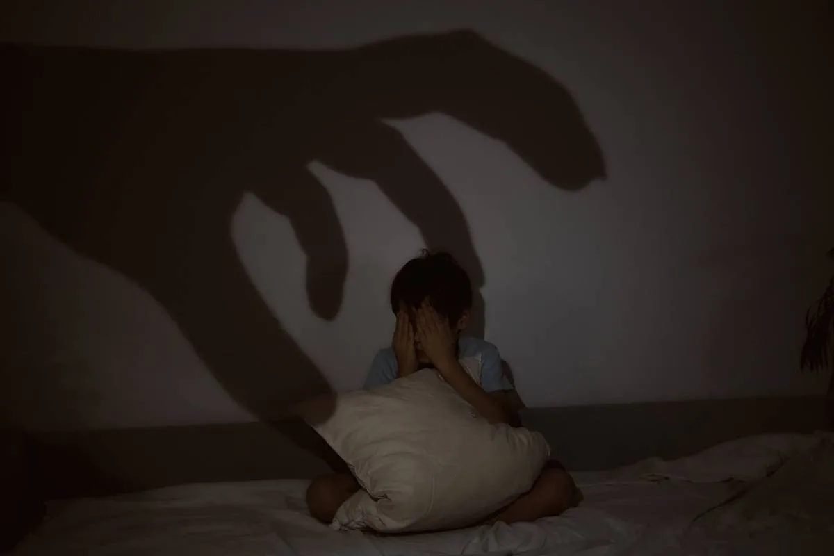 X mantém circulação de conteúdo ilegal e Grok gerou imagens sexualizadas de crianças