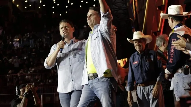 Valdemiro exibe vídeo de André Mendonça durante culto com Flávio e Tarcísio