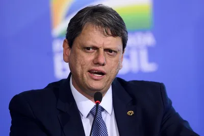 Tarcísio diz que debates repetem conteúdo e Haddad cobra confronto em São Paulo