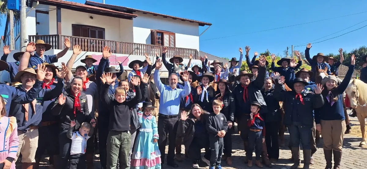 Monte Alverne recebe chama crioula conduzida por cavalarianos de CTG