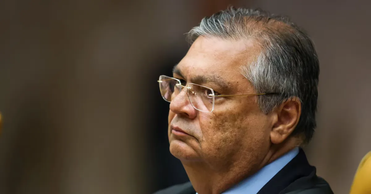 Dino suspende retirada de posts sobre suposto apoio de Flávio Bolsonaro a projeto religioso