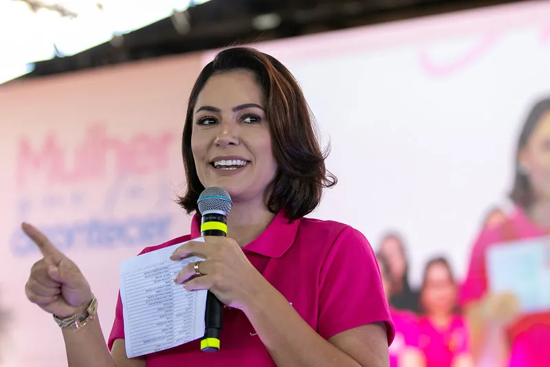 Michelle Bolsonaro aparece à frente na corrida por duas vagas ao Senado no DF