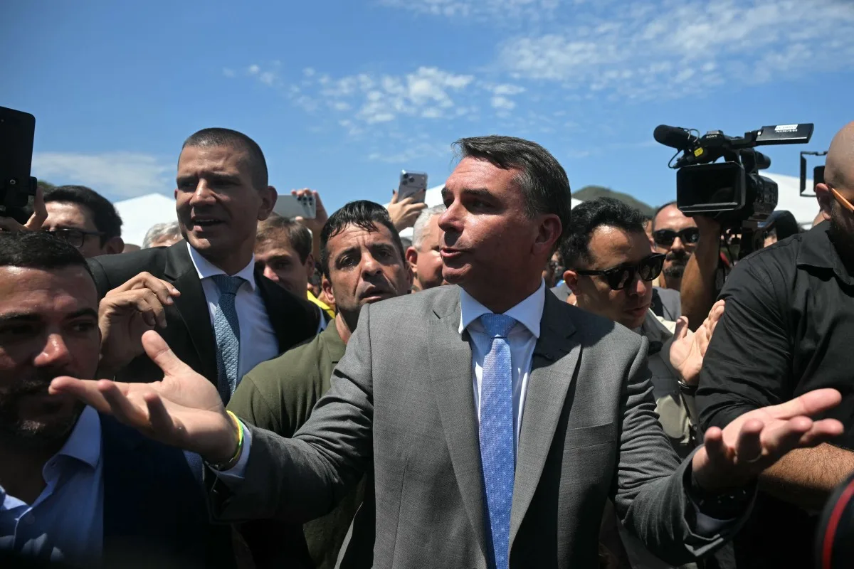 Flávio Bolsonaro atribui bets a Lula e promete reduzir maioridade penal