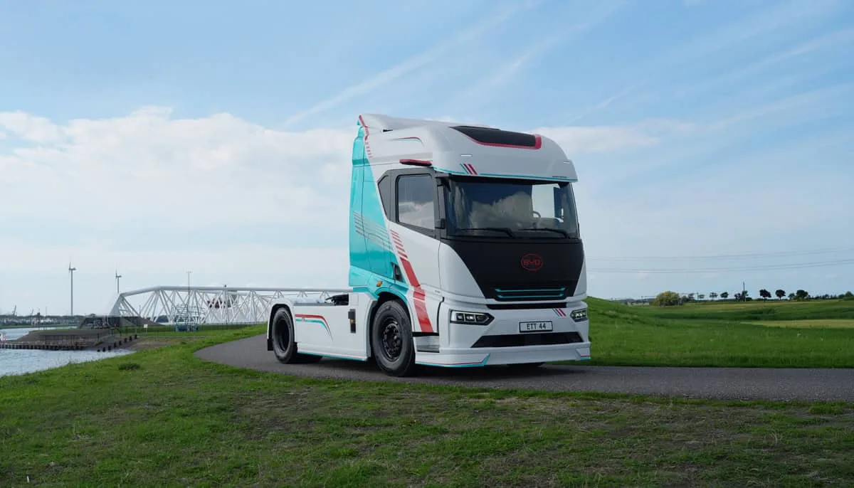 BYD apresenta caminhão elétrico com recarga de megawatts na Europa
