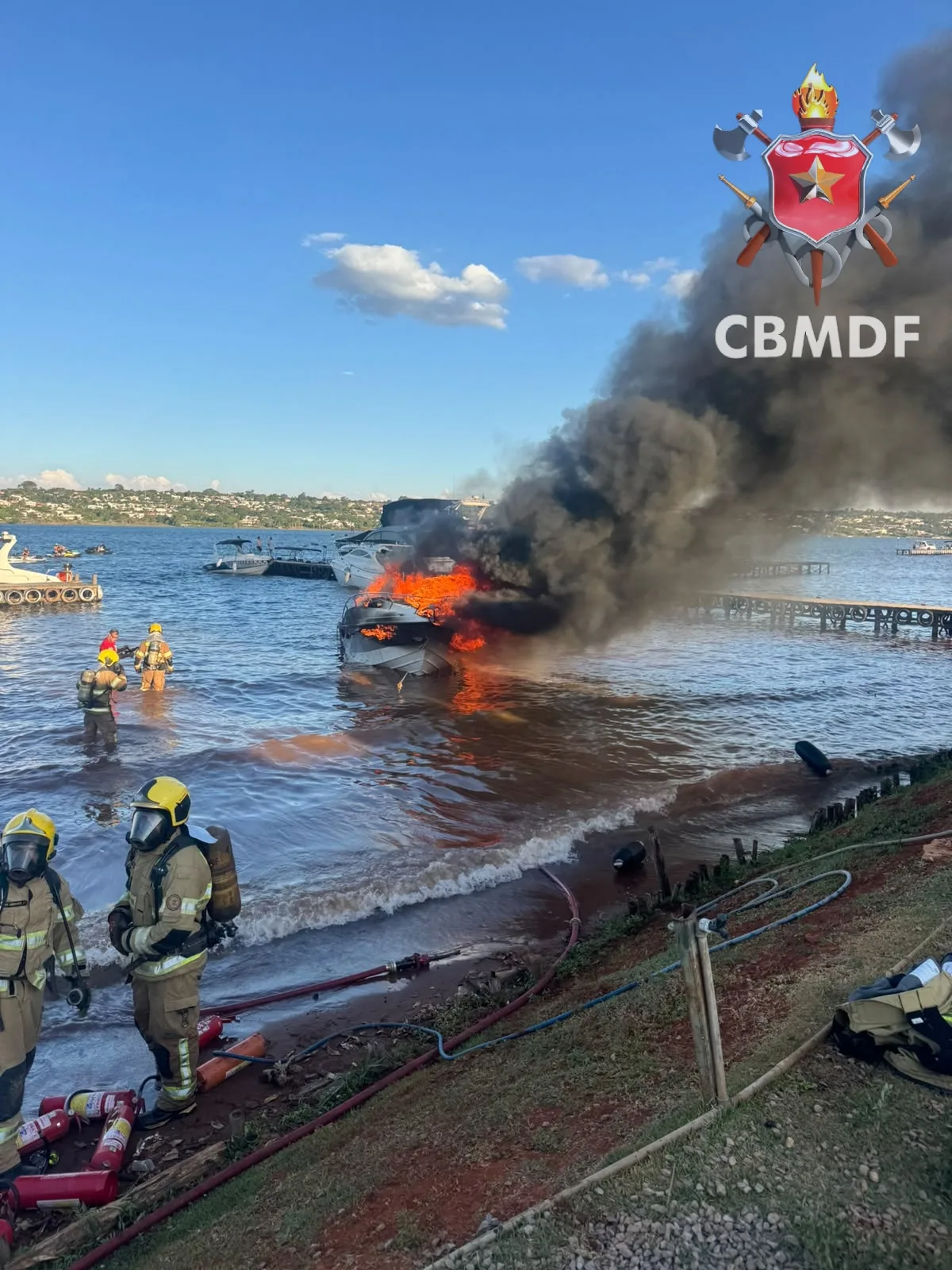Oito pessoas são levadas ao hospital após incêndio em lancha no Lago Paranoá