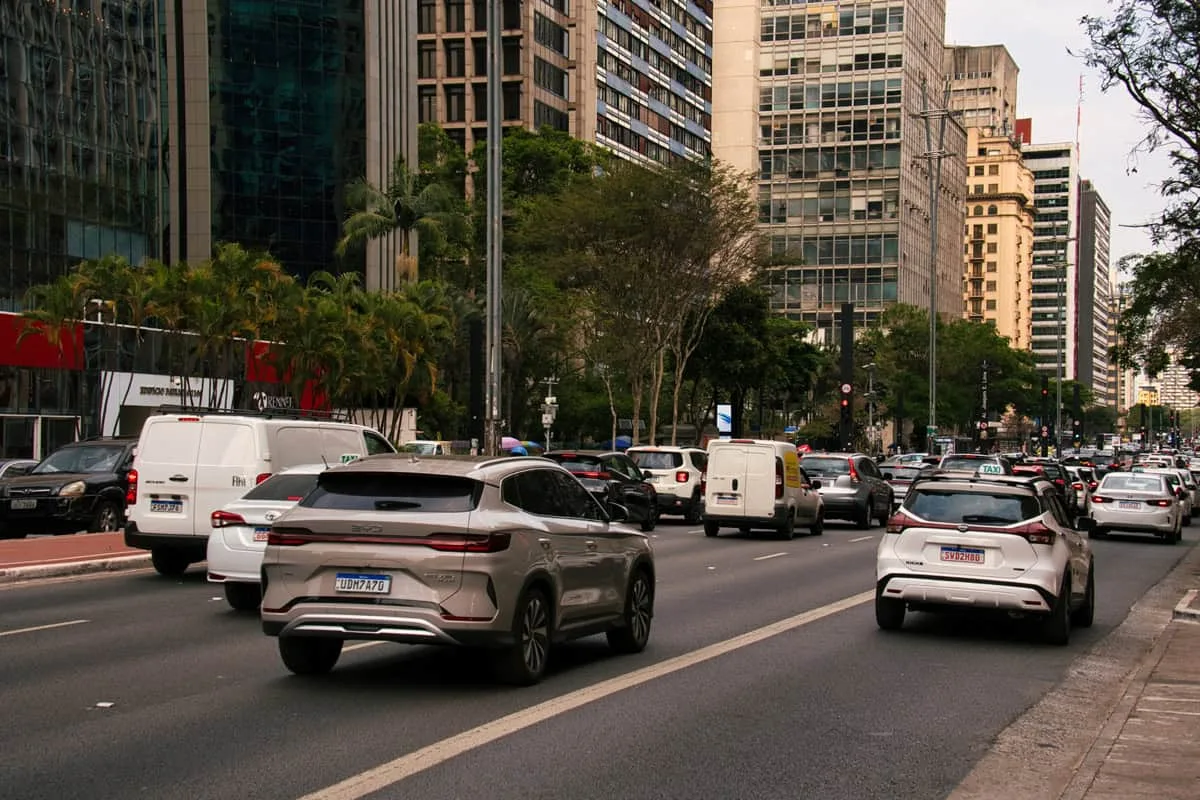 Produção de veículos no Brasil cresce, mas importados ganham participação