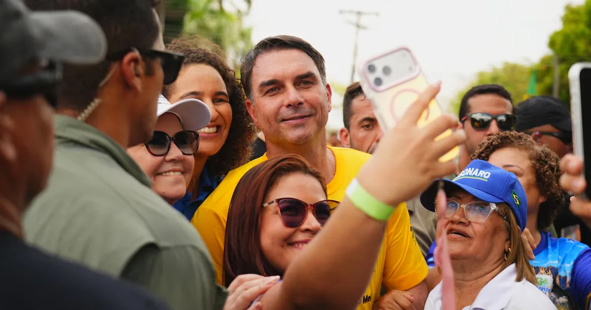 Flávio Bolsonaro questiona ação da PF e nega irregularidades em filme sobre o pai
