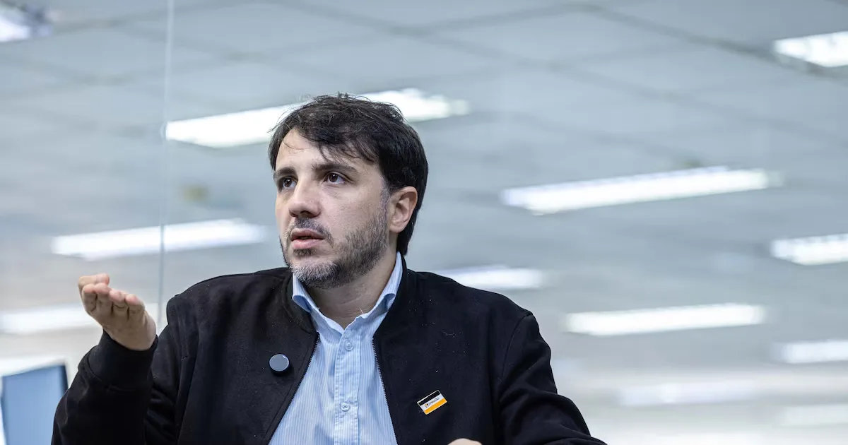 Renan Santos leva ao TSE denúncia de anúncios estrangeiros pró-Flávio Bolsonaro
