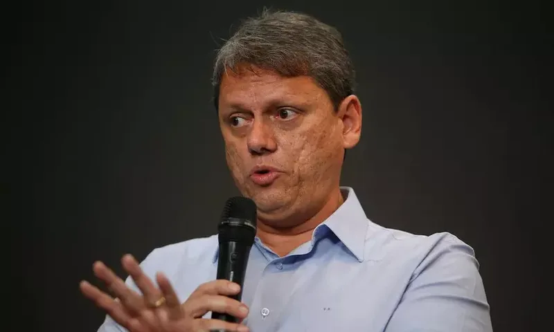 Tarcísio prega em igreja de São Paulo e pede orações pelo Brasil