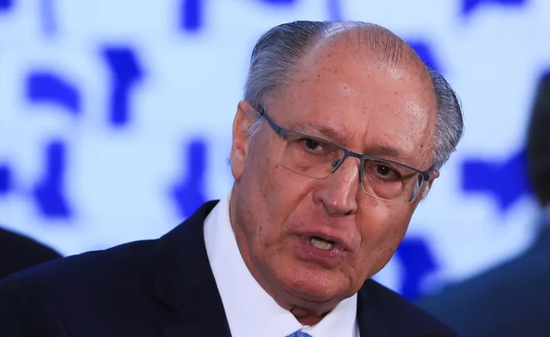 Alckmin promete superávit e defende corte de privilégios em jantar com empresários