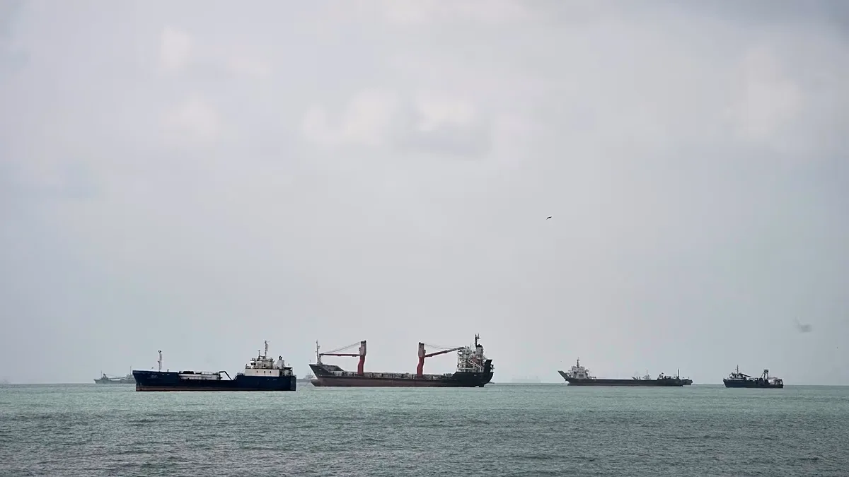 Petroleiro iraniano é atingido por forças dos EUA perto de Kharg