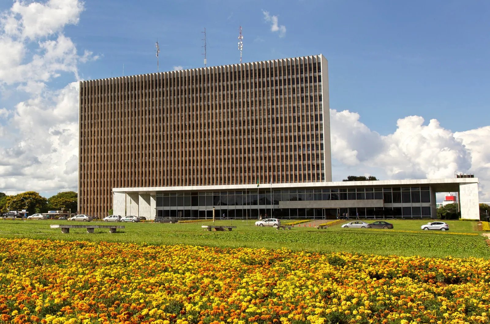 Candidatos ao governo do DF intensificam compromissos na reta final do 1º turno