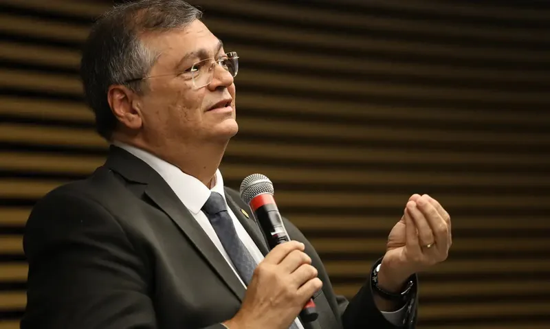 Dino manda PF investigar negócios do Banco Master com cemitérios de São Paulo