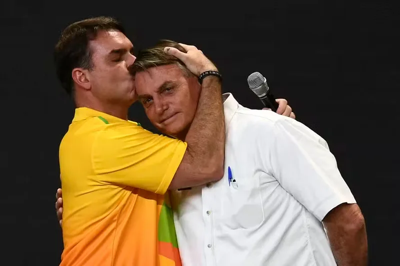 Filhos de Bolsonaro relembram ataque de 2018 e convocam apoiadores para 7 de Setembro