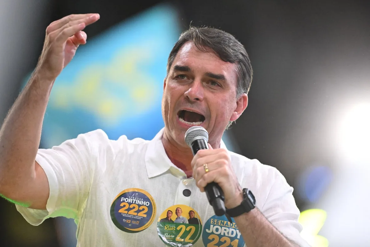 Flávio Bolsonaro cobra explicações sobre encontros de Lula com aliados de Vorcaro