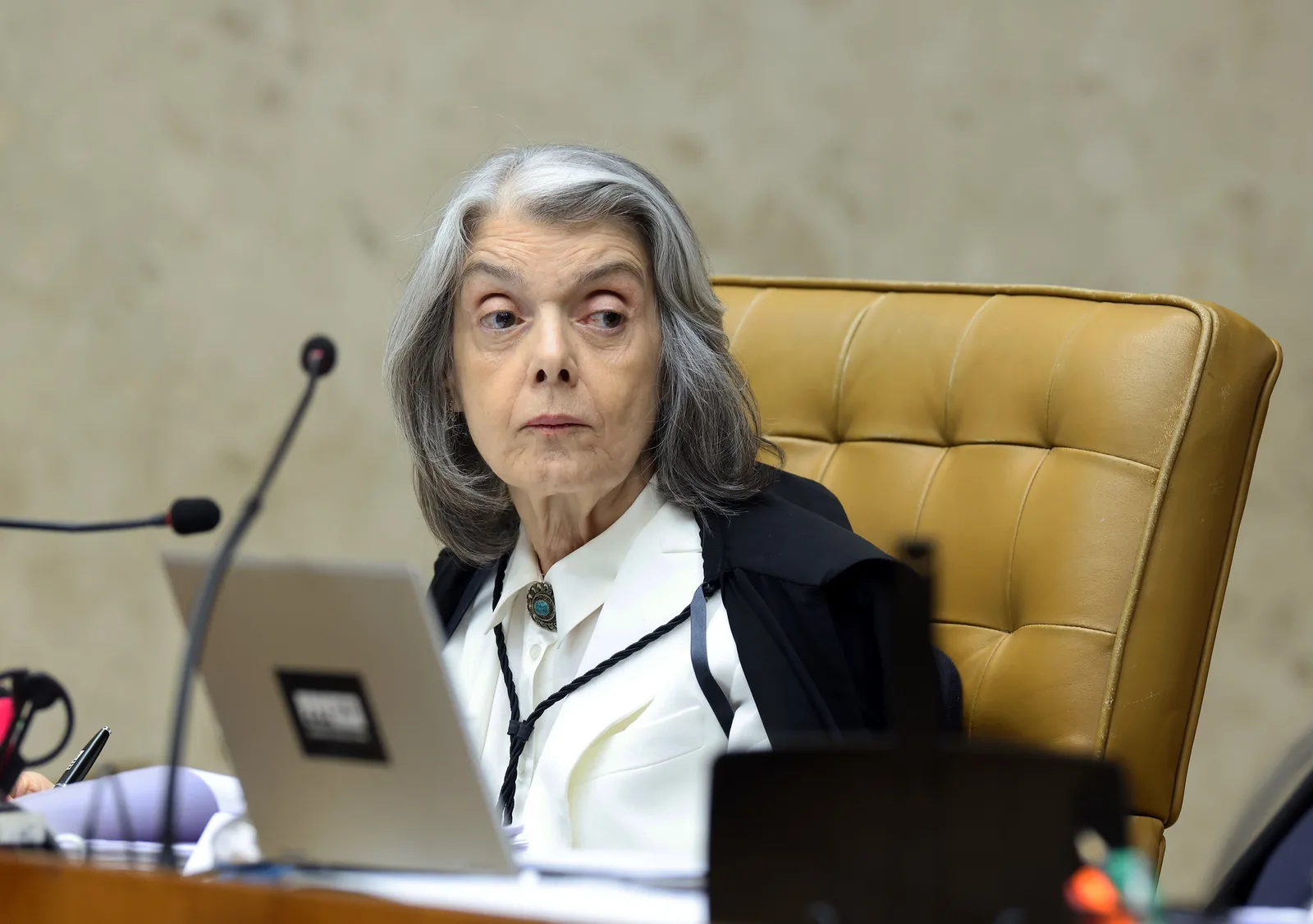 Cármen Lúcia critica crise interna no STF, e votação sobre rito termina empatada