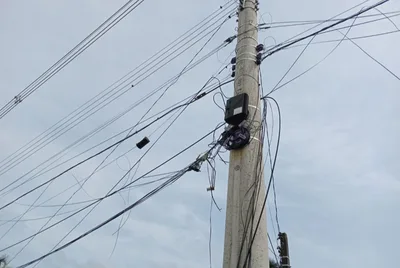 Fios soltos mantêm riscos e reclamações em ruas da cidade