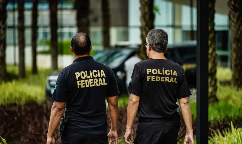 PF cumpre mandados contra suspeitos de apologia ao nazismo em Valença