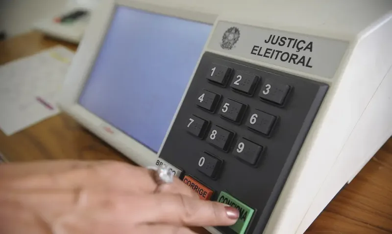 Candidatos fazem campanha e participam de entrevistas em diferentes estados