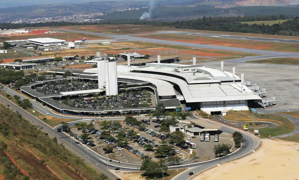 Aeroporto de Confins retoma pousos e decolagens após interdição da pista