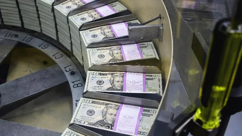 Dólar cai com inflação americana abaixo da previsão; Bolsa avança