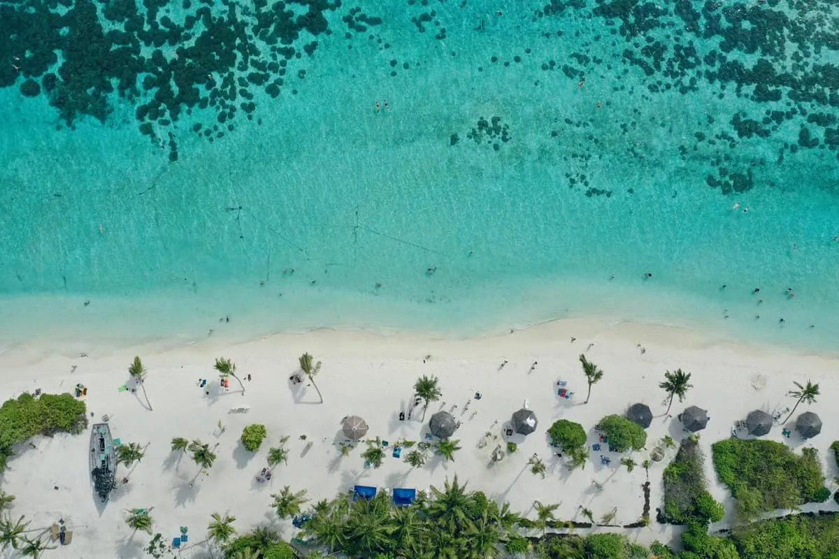 IA e satélites ajudam a recuperar praias ameaçadas pela erosão nas Maldivas
