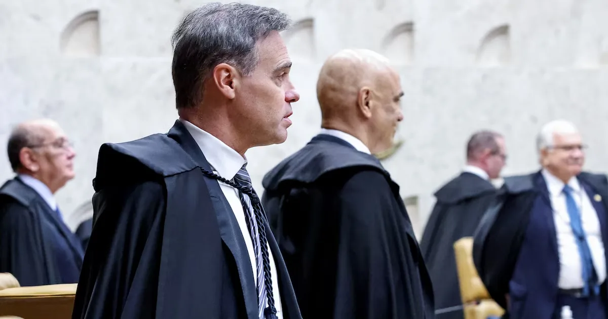Dino reconduz chefe da PF e suspende afastamento determinado por Mendonça