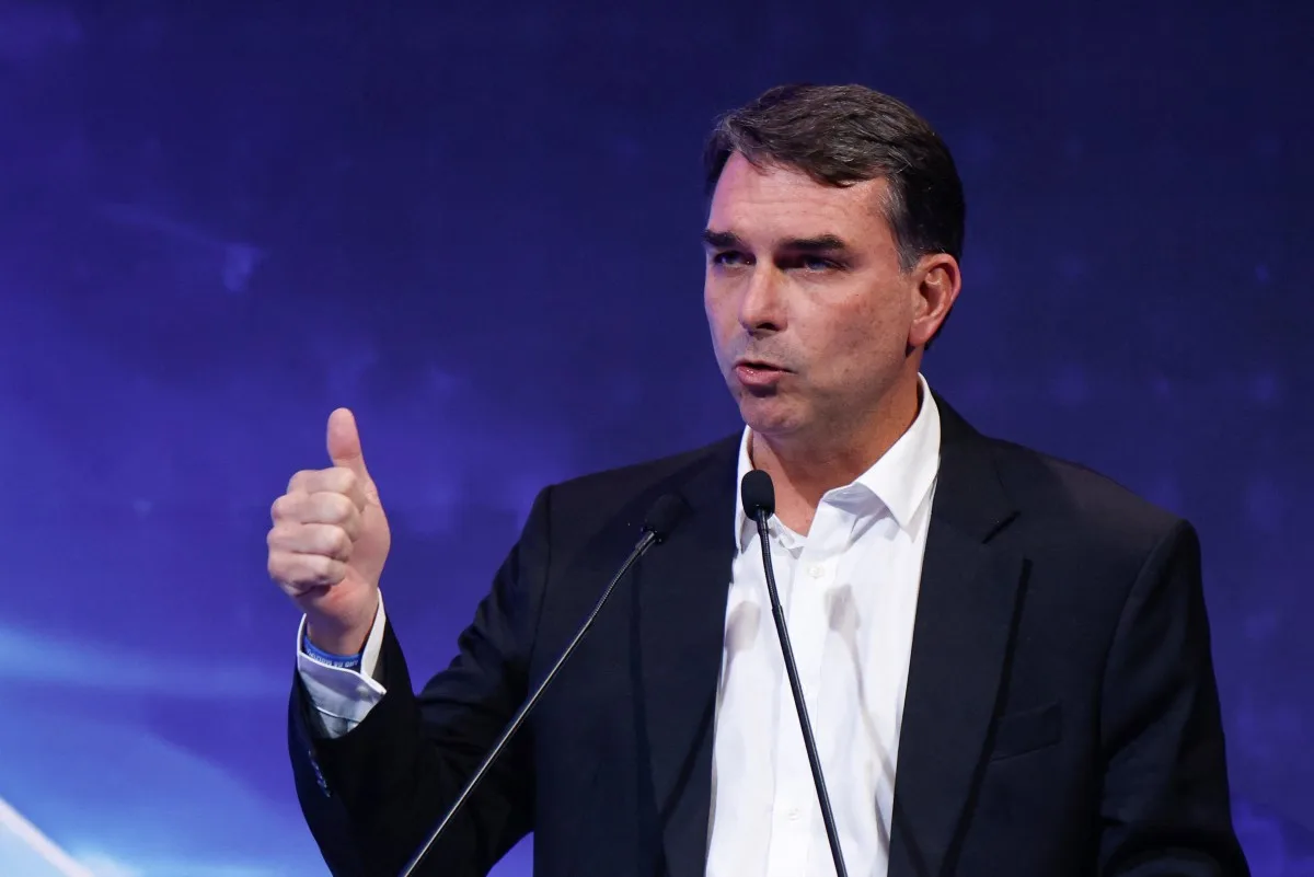 Pesquisa aproxima Flávio Bolsonaro de Lula enquanto campanha evita entrevistas